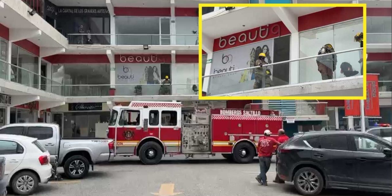Incendio en plaza comercial sobre Musa de León moviliza a Bomberos de Saltillo