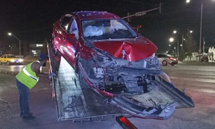 Mujer circulaba por el norte de Saltillo en estado de ebriedad y destrozó su auto al accidentarse
