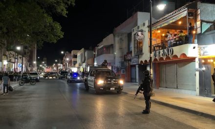 Le disparan a un hombre con pistola de diábolos en billar del centro de Saltillo y desata el caos