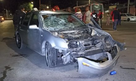 Mujer y su hija de un año terminan en el hospital luego de que un autobús les quitara el derecho de paso