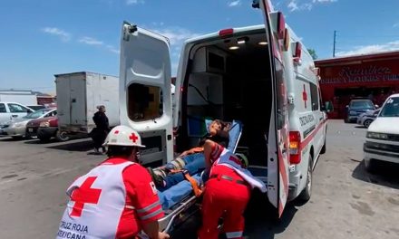 Cae mujer en el Mercado de Abastos de Saltillo, perdió pisada al estar descargando un camión