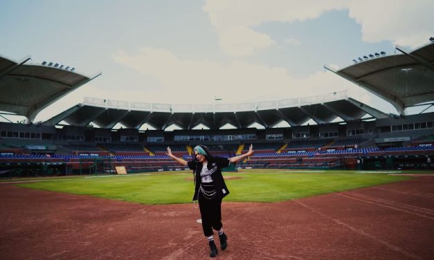 Estrena cantante Mercedes Bruno videoclip para Saraperos, para gran apertura hoy en estadio Madero