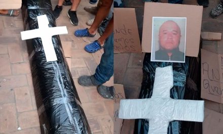 Muere migrante en caravana a la CDMX y le fabrican ataúd de cartón y plástico