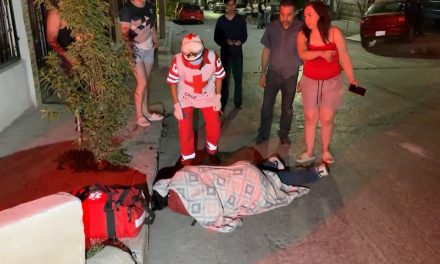 Impacta a motociclista que viajaba sin luces