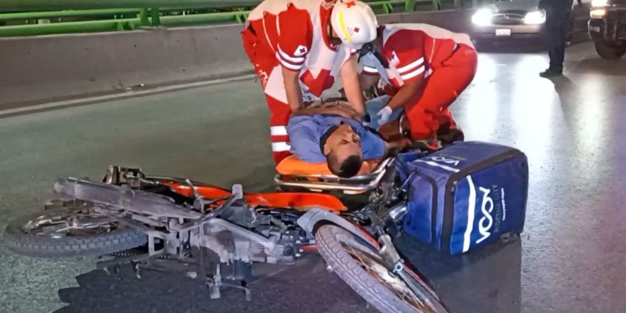Saltillo: Motociclista ebrio se confunde y rueda por el suelo en el Sarape