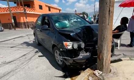 Conductora no respeta su alto y provoca accidente en la colonia Provivienda