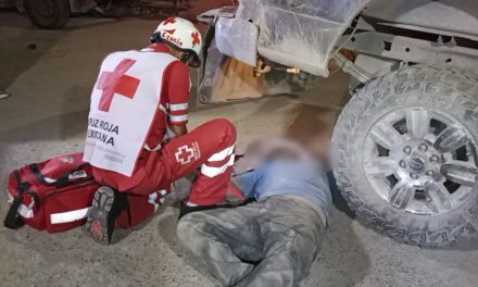 Saltillo: Pensaba que estaba dormido tras sufrir una volcadura… paramédicos se lo llevan de urgencia