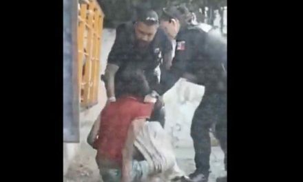 Video: Policías de Guadalajara son captados mientras golpean a un indigente