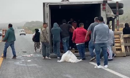 Vuelca camión cargado de leche en la Saltillo-Torreón y se genera la rapiña