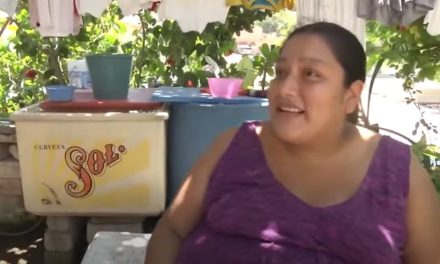 Mexicana ‘se saca de onda’  al saber que en España hablan español