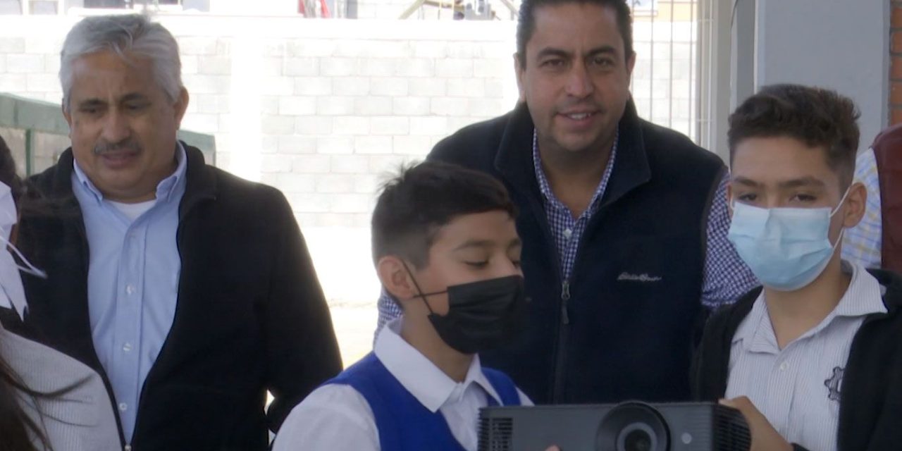Supervisa Chema Morales entrega de apoyos en escuela