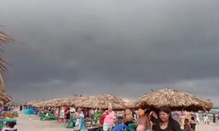 Video: Así fue el repentino cambio de clima en una playa de Tamaulipas… paseantes salen corriendo