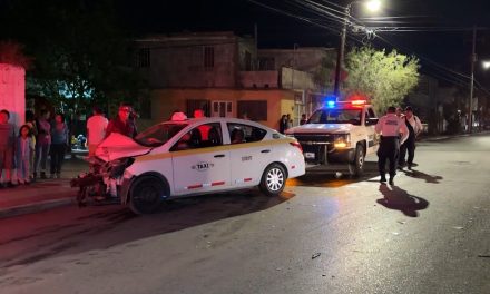 Taxi provoca choque al pasarse alto en Saltillo