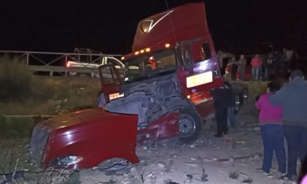 Trailero se queda dormido y termina en el fondo de un barranco en Saltillo