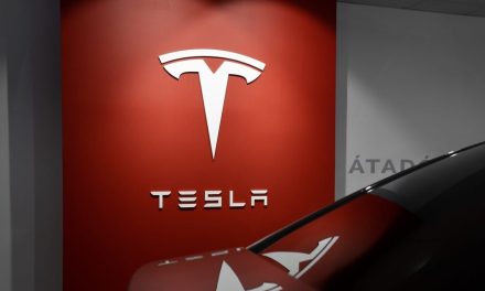 Conductores demandan a Tesla por tomarles fotos en situaciones ‘bochornosas’