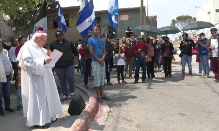 Saltillo: Reviven migrantes su propio Viacrucis en las vías del tren