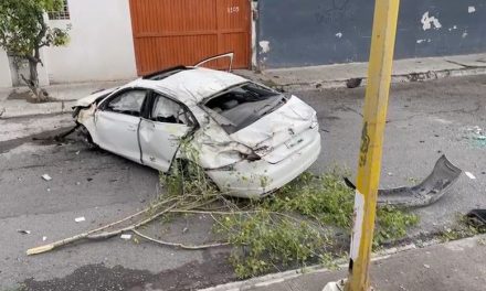 Saltillo: Les sale cara la fiesta a jóvenes… sufren volcadura en Valdés Sánchez y terminan detenidos por mostrarse agresivos