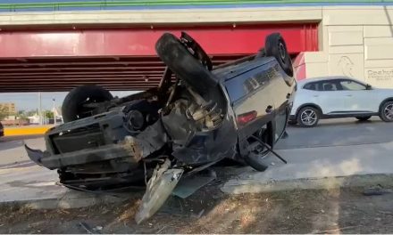 Joven tiene aparatosa volcadura al norte de Saltillo