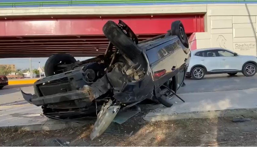 Joven tiene aparatosa volcadura al norte de Saltillo