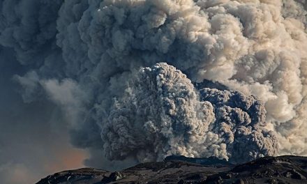 Volcán Shiveluch en Rusia continúa haciendo erupción por segundo día consecutivo