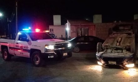 Conductor terminó con su carro ‘llantas pa’ arriba’ tras perder el control en Saltillo