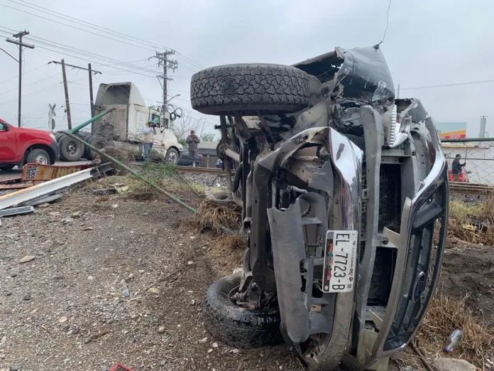 Tren embiste camioneta en Sabinas
