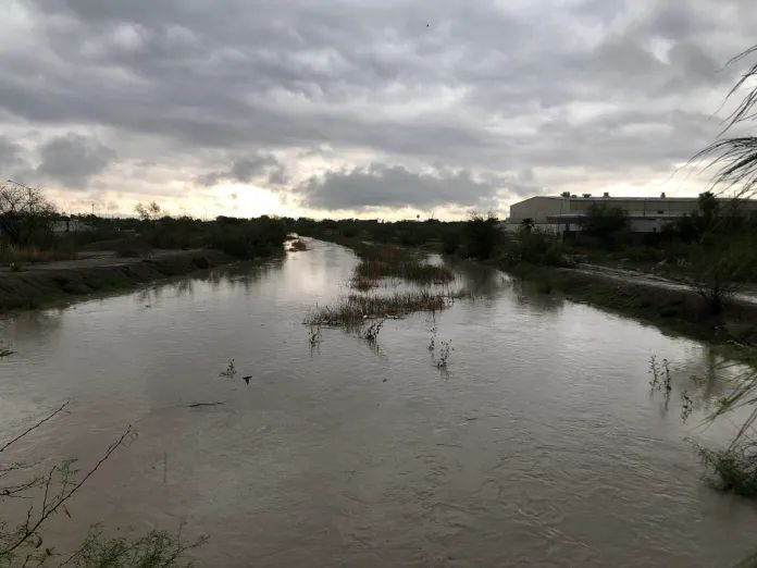 Lluvias causan inundaciones en la Carbonífera