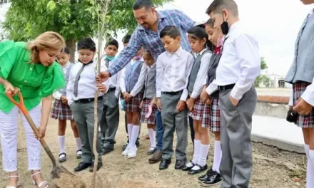 Diana Haro visita escuela primaria en Sabinas