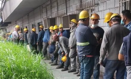 Obreros de AHMSA amagan con huelga de hambre