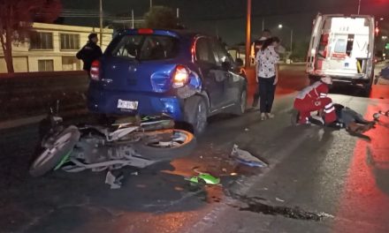 Hombre en estado de ebriedad impacta su moto contra auto en Saltillo