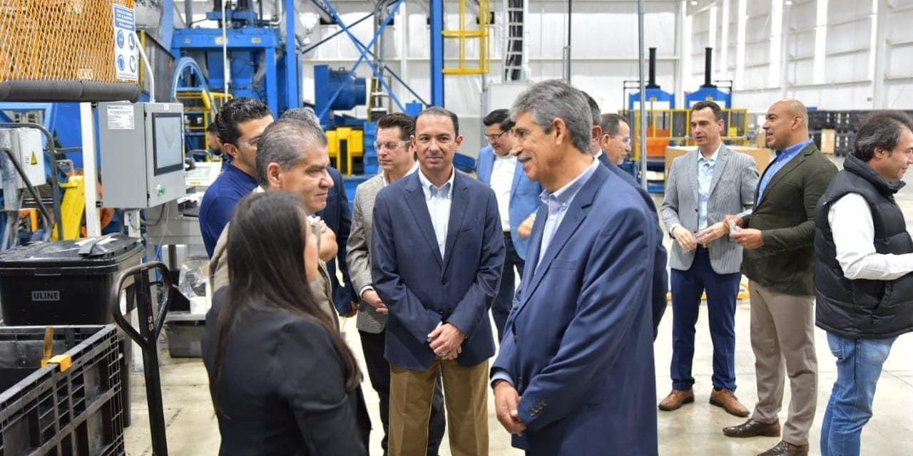 Suma Acuña 53 mil empleos en la industria