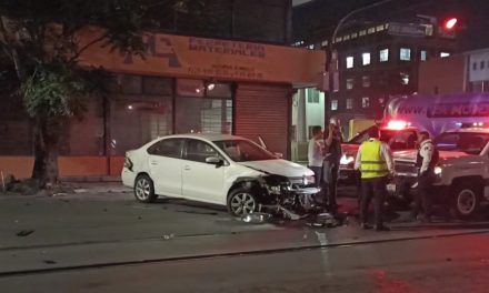 Conductores sufren fuerte accidente en Saltillo pero ninguno quiso aceptar la culpa
