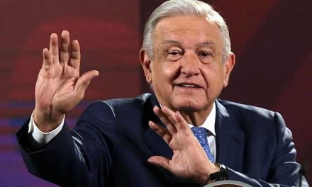 AMLO se burla del PAN por ‘plagiarle’ la idea de definir a sus presidenciables por encuesta