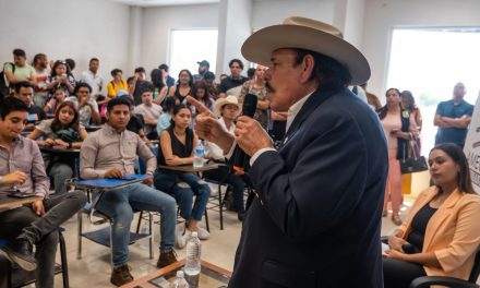 Presenta Armando Guadiana  propuestas a universitarios