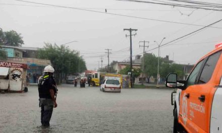 Se desborda arroyo y se retrasan vuelos en Nuevo León por fuertes lluvias