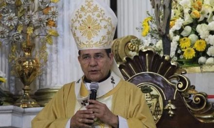 Hombre intenta acabar con la vida del arzobispo de Durango tras una misa