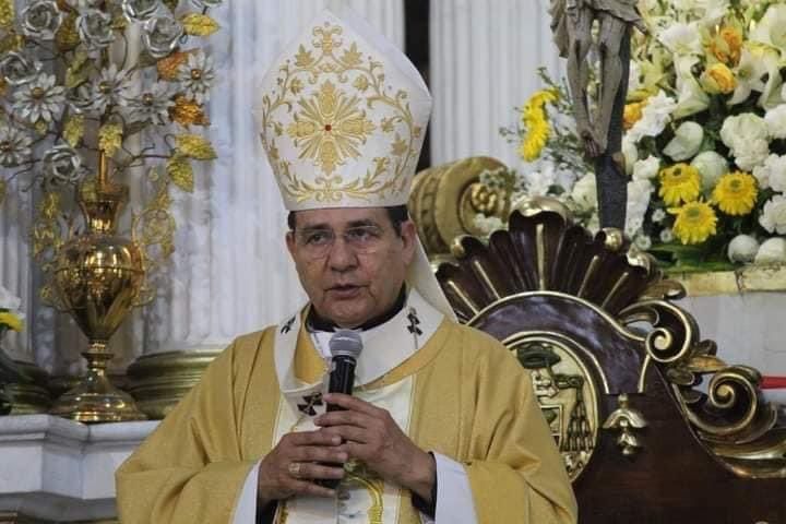 Hombre intenta acabar con la vida del arzobispo de Durango tras una misa