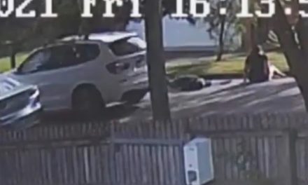 Mujer atropella a su esposo luego de descubrirlo con su amante en calles de Australia (video)