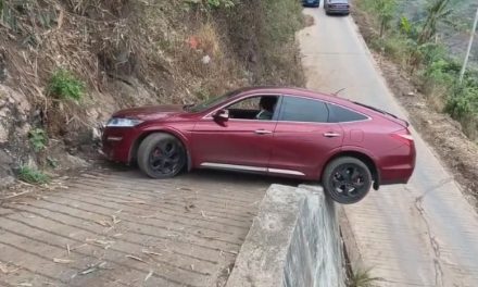 Conductor se hace viral por arriesgada maniobra en una rampa al precipicio (video)