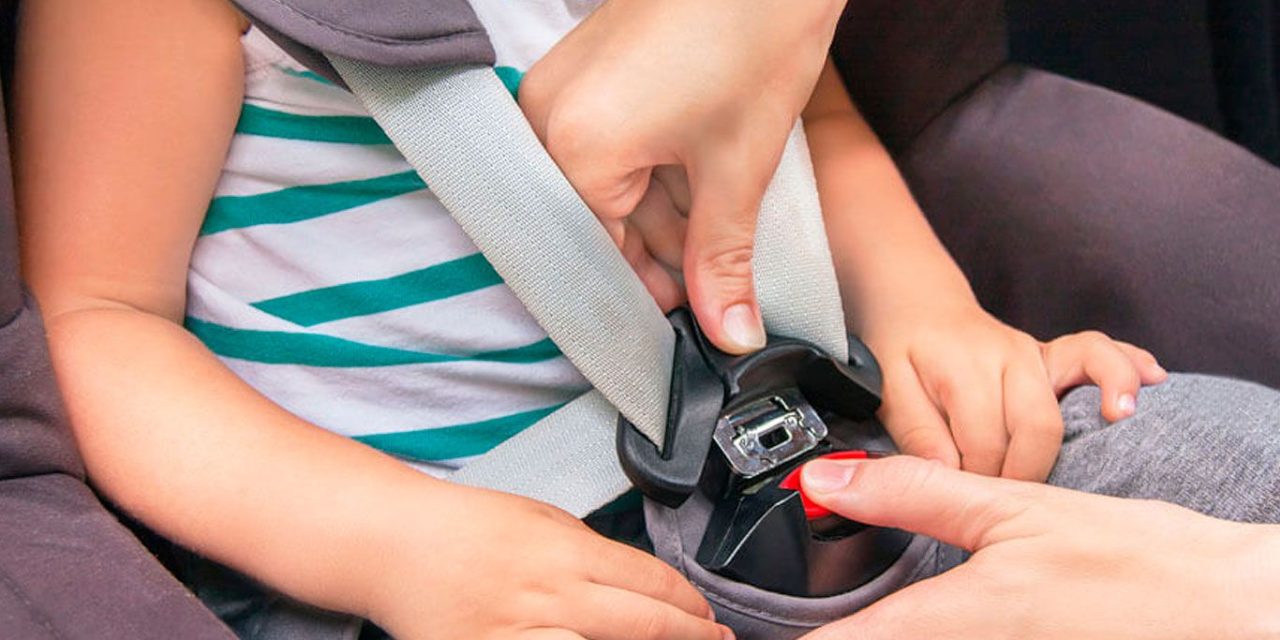 Dos bebés mueren tras ser olvidados por sus padres en un auto