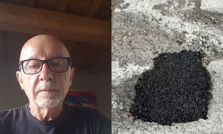 Abuelito se cansa de esperar al gobierno y arregla un bache de su calle… termina multado