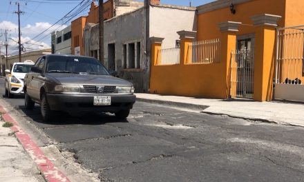 Bache se traga pavimento en el centro de Saltillo