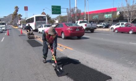 Intensifican labores de bacheo en Saltillo