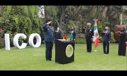 Incineran bandera y declaran a AMLO persona non grata en Perú
