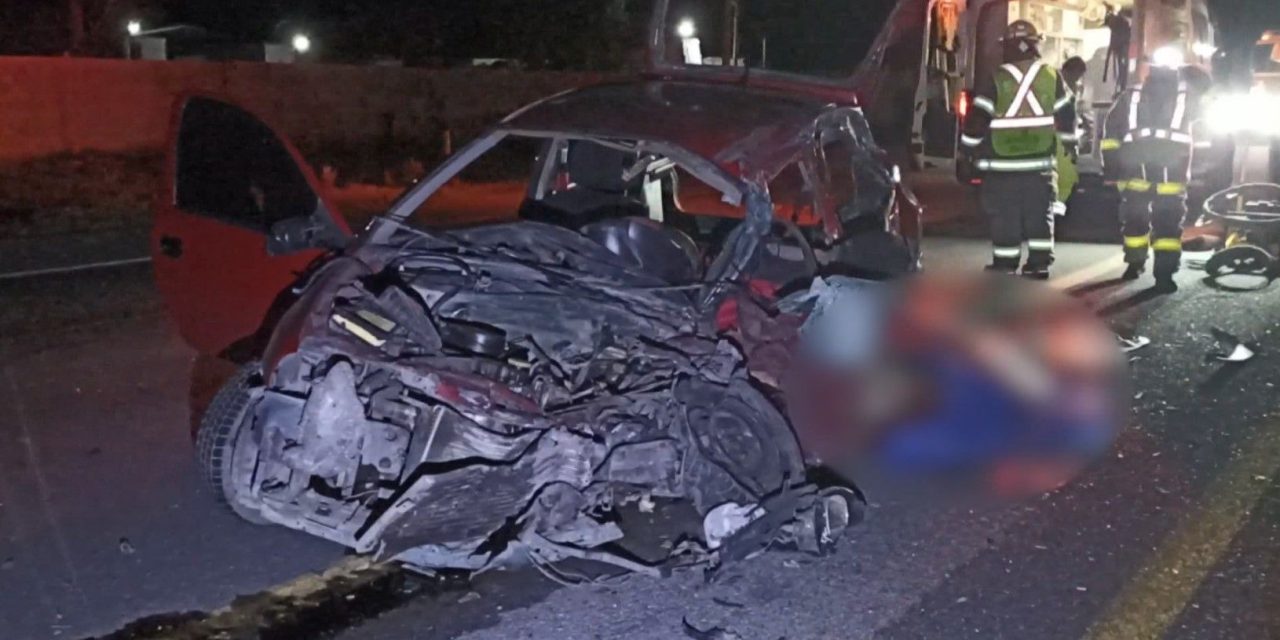 Joven muere en fatal carreterazo; sus 2 acompañantes se debaten entre la vida y la muerte