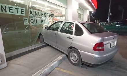 Se le atora la chancla en el pedal y se estampa contra farmacia en Saltillo