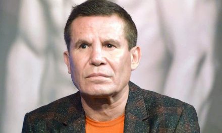 ‘No voy a dejar que se muera’;  Julio César Chávez  confirma entre lágrimas el estado de salud de su hijo
