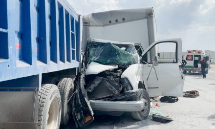 Choca de lleno contra camión de volteo en Arteaga y un hombre termina prensado