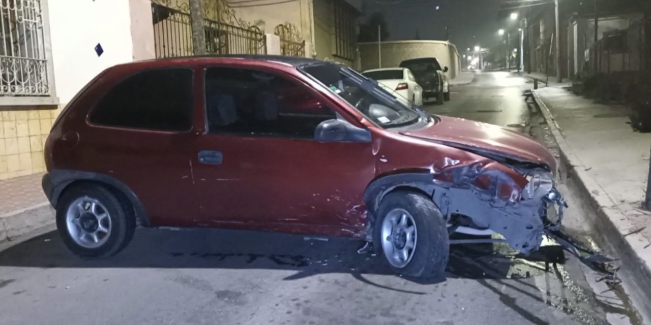 Conductor en estado de ebriedad choca contra un poste y obstruye una calle del centro de Saltillo