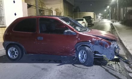 Conductor en estado de ebriedad choca contra un poste y obstruye una calle del centro de Saltillo